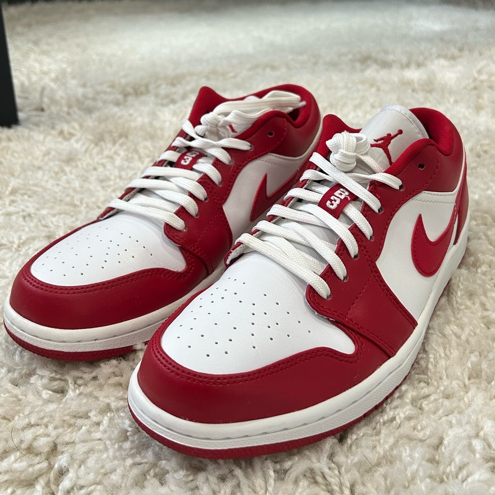 SIZE 8.5 MENS AIR JORDANS RETRO 1 LOW RED AND WHITE - Picture 4 of 8